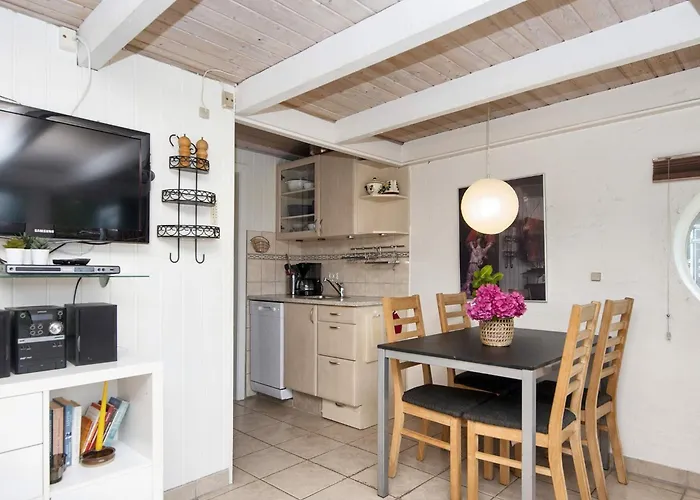 6 Person On A In Хеммет