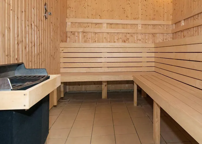 6 Person On A In Хеммет