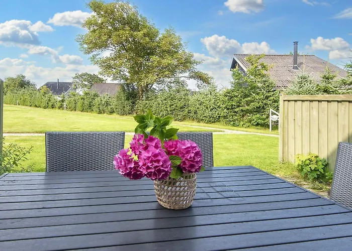 6 Person On A In Хеммет