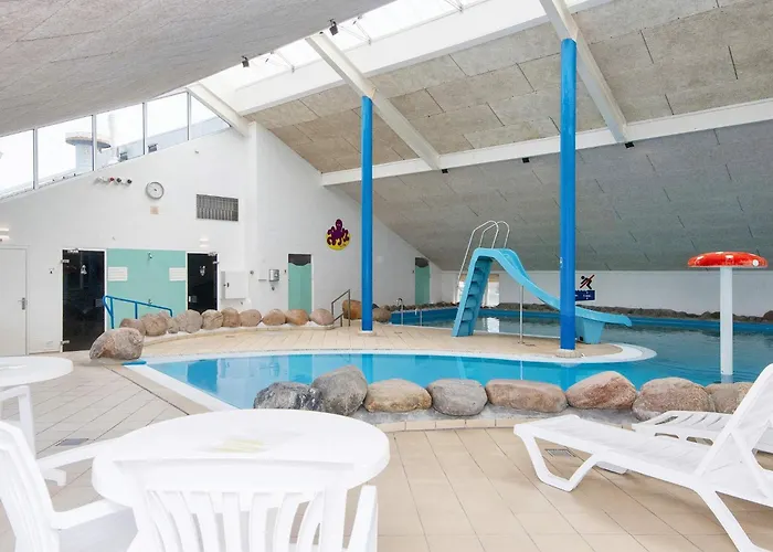 6 Person On A In Хеммет