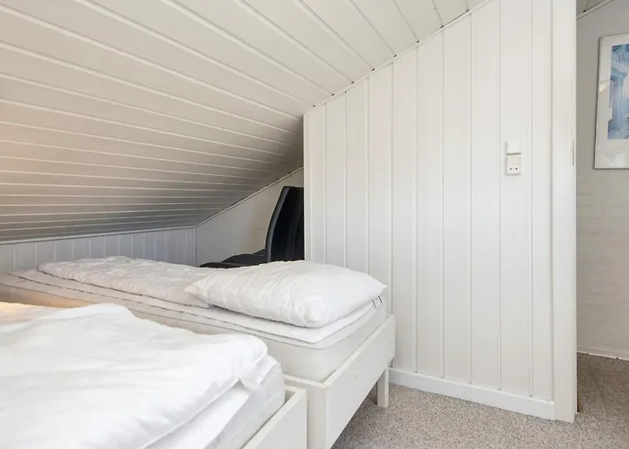 6 Person On A In Хеммет