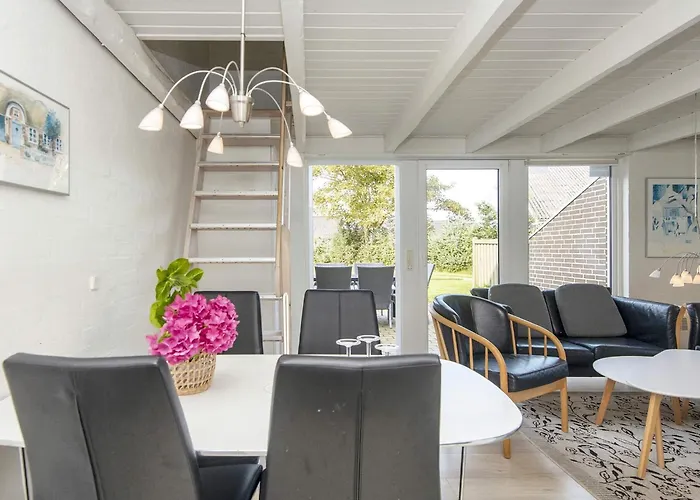 6 Person On A In Хеммет